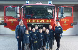 Claudia Pfeiffer (links) und Lajana Lehmann (rechts) mit den Mitgliedern der Kinderfeuerwehr in Nenndorf. Foto: Judith Mörer