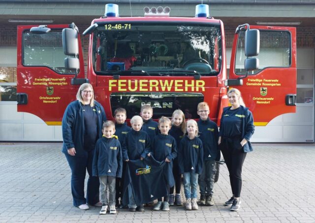 Claudia Pfeiffer (links) und Lajana Lehmann (rechts) mit den Mitgliedern der Kinderfeuerwehr in Nenndorf. Foto: Judith Mörer