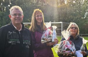 Verabschiedung nach 25 Jahren: Stefan Frommann (v.l.) mit Andrea Kallweit und Martina Bernhard. Foto: TuS Fleestedt