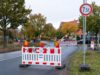 Die Hamburger Straße in Maschen wurde gegen Mittag vollgesperrt. Nur der Weg bis zur Sparkasse und der Bäckerei sind noch befahrbar. Foto: JOTO