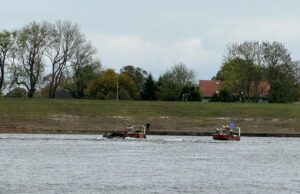 Führerlose drehte das Boot seine Kreise auf der Elbe bei Bullenhausen. Foto: Hamann