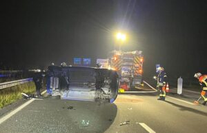 Durch die Kollision überschlug sich das Auto und blieb auf der Seite liegen. Foto: Privat