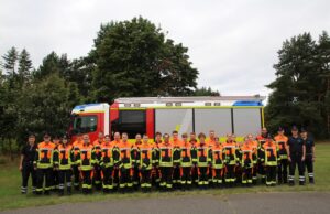 In zwei Gruppen aufgeteilt bildeten die Ausbilder der Feuerwehr insgesamt 29 neue Feuerwehrleute für den Dienst in der Feuerwehr Seevetal aus. Foto: Pressestelle Feuerwehr Seevetal