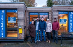 Das Team von seevetal-aktuell.de freut sich auf Besucher. Jenny Thiel (v.l.), Johannes "Jojo" Tapken, Dennis Hamann, Annette Ferenczi und Benjamin Zimmermann. Foto: JOTO