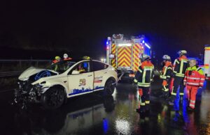 Das Taxi krachte in die Mittelleitplanke und wurde dabei schwer beschädigt. Foto: Feuerwehr Seevetal