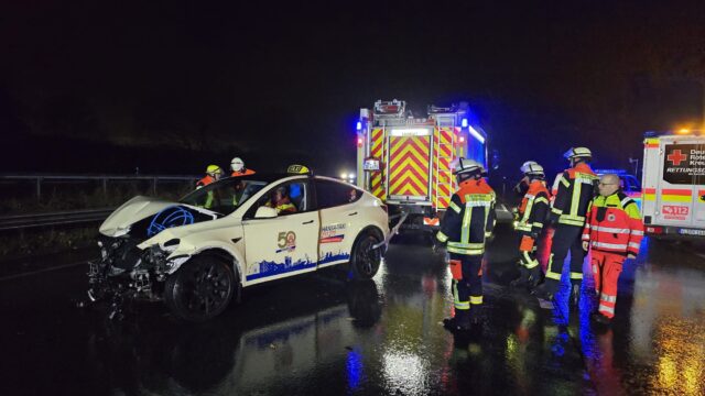 Das Taxi krachte in die Mittelleitplanke und wurde dabei schwer beschädigt. Foto: Feuerwehr Seevetal