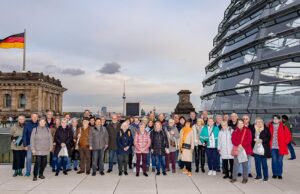 Gruppenfoto der Besuchergruppe eines Abgeordneten im Deutschen Bundestag in Berlin. Foto: Bundesregierung / StadtLandMensch-Fotografie