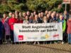 Mandatsträger und Partei-Vorstände der SPD, Freien Wähler, Grünen und Linke aus Seevetal protestieren vor dem Hittfelder Rathaus gegen die CDU-Angstkampagne „Sicheres Seevetal“. Foto: Matthias Clausen