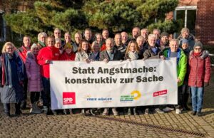 Mandatsträger und Partei-Vorstände der SPD, Freien Wähler, Grünen und Linke aus Seevetal protestieren vor dem Hittfelder Rathaus gegen die CDU-Angstkampagne „Sicheres Seevetal“. Foto: Matthias Clausen