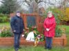 Peter Langenbeck und Manuela Bunde vor dem Gedenkstein an der Mattenmoorstraße in Meckelfeld. Foto: Jan Richter