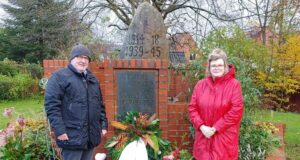 Peter Langenbeck und Manuela Bunde vor dem Gedenkstein an der Mattenmoorstraße in Meckelfeld. Foto: Jan Richter