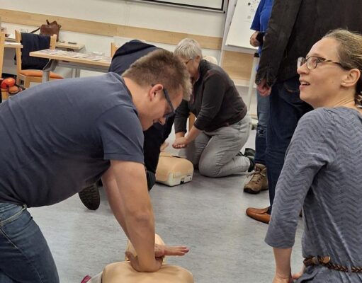 Die Teilnehmer probierten die Herzdruckmassage aus. Foto: Vergin