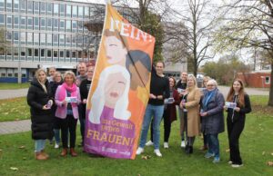 „Wir sagen Nein zu Gewalt gegen Frauen“: Mitglieder des Netzwerks gegen häusliche Gewalt im Landkreis Harburg hissen erste Fahne vor dem Winsener Kreishaus. Foto: Landkreis Harburg