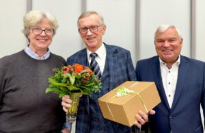 Verabschiedeten den langjährigen Kommunalpolitiker: Bürgermeisterin Emily Weede, Friedrich „Fritz“ Becker und der stellvertretender Ratsvorsitzender Dr. Norbert Wilezich (r.). Foto: Gemeinde Seevetal