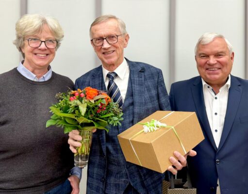 Verabschiedeten den langjährigen Kommunalpolitiker: Bürgermeisterin Emily Weede, Friedrich „Fritz“ Becker und der stellvertretender Ratsvorsitzender Dr. Norbert Wilezich (r.). Foto: Gemeinde Seevetal