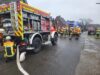 Einsatzkräfte am Brandort in der Straße „Am Erlengrund“ in Hittfeld. Foto: A.Feldtmann