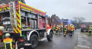 Einsatzkräfte am Brandort in der Straße „Am Erlengrund“ in Hittfeld. Foto: A.Feldtmann