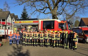 Die Feuerwehr Maschen war mannstark mit aktiven Feuerwehrleuten und Jugendfeuerwehrleuten beim Tag der Öffentlichkeit vertreten. Foto: Köhlbrandt