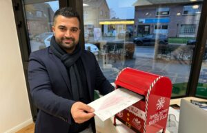 Ayhan Elik zeigt ein gemaltes Bild für den Nikolaus. Dieser kann in seinem Büro in Maschen in den weihnachtlichen Briefkasten geworfen werden. Foto: Hamann