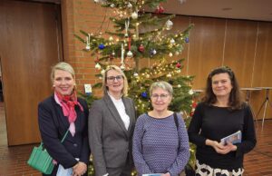 Das Weihnachtsfeier-Team des Hittfelder Ortsrates. V.l. Jennifer Schrader, Anna Wichalski, Karina Kressel, Irmelin Schütze Foto: Schütze