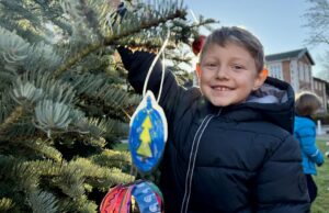 Mats (6) aus der Grundschule Hittfeld schmückt fleißig mit. Foto: Gemeinde Seevetal