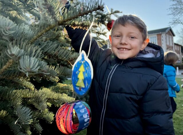 Mats (6) aus der Grundschule Hittfeld schmückt fleißig mit. Foto: Gemeinde Seevetal