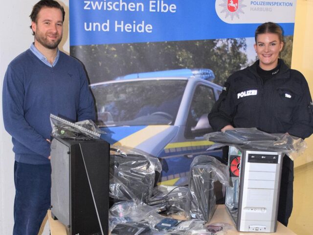 POK Kranich und POK'in Tibke mit einigen der sichergestellten Datenträger. Foto: Polizei