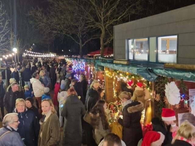 Bereits am Mittwoch war der Weihnachtsmarkt am Meckelfelder Gymnasium sehr gut besucht. Foto: Trujillo-Marin