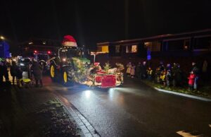 Die mit tausenden kleinen Lichtern dekorierten Weihnachtstrecker fahren durch Hittfeld. Foto: Böhlke