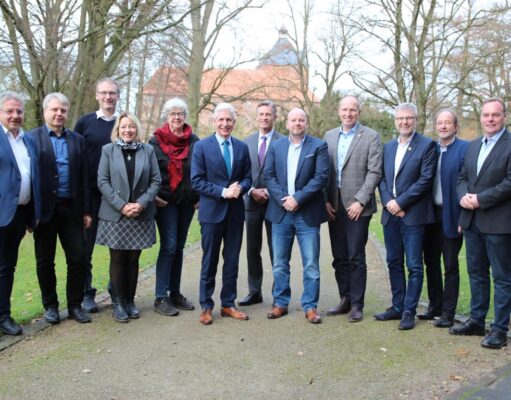 Landrat Rainer Rempe sowie die Bürgermeisterinnen und Bürgermeister haben sich auf den Systemwechsel bei der Kita-Finanzierung verständigt. Krankheitsbedingt fehlt Samtgemeindebürgermeisterin Kathrin Bockey (Elbmarsch). Foto: Landkreis Harburg