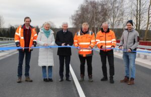 Mit dem symbolischen Banddurchschneiden wird die Kreisstraße 9 wieder freigegeben (von links) Benjamin Frank (Landkreis), Susanne Hillmer-Bess (Planungsbüro), Landrat Rainer Rempe, Robert Panusch und Thomas Schmidt (Landkreis) sowie Steffen Ahting (Baufirma). Foto: Landkreis Harburg